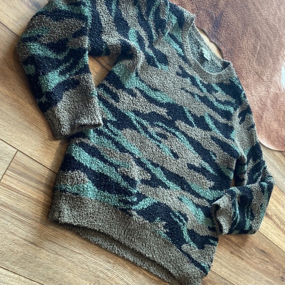 Barefoot Dreams CozyChic Seaside Crew-Neck Pullover in Carbon Camo - Picture 7 of 9